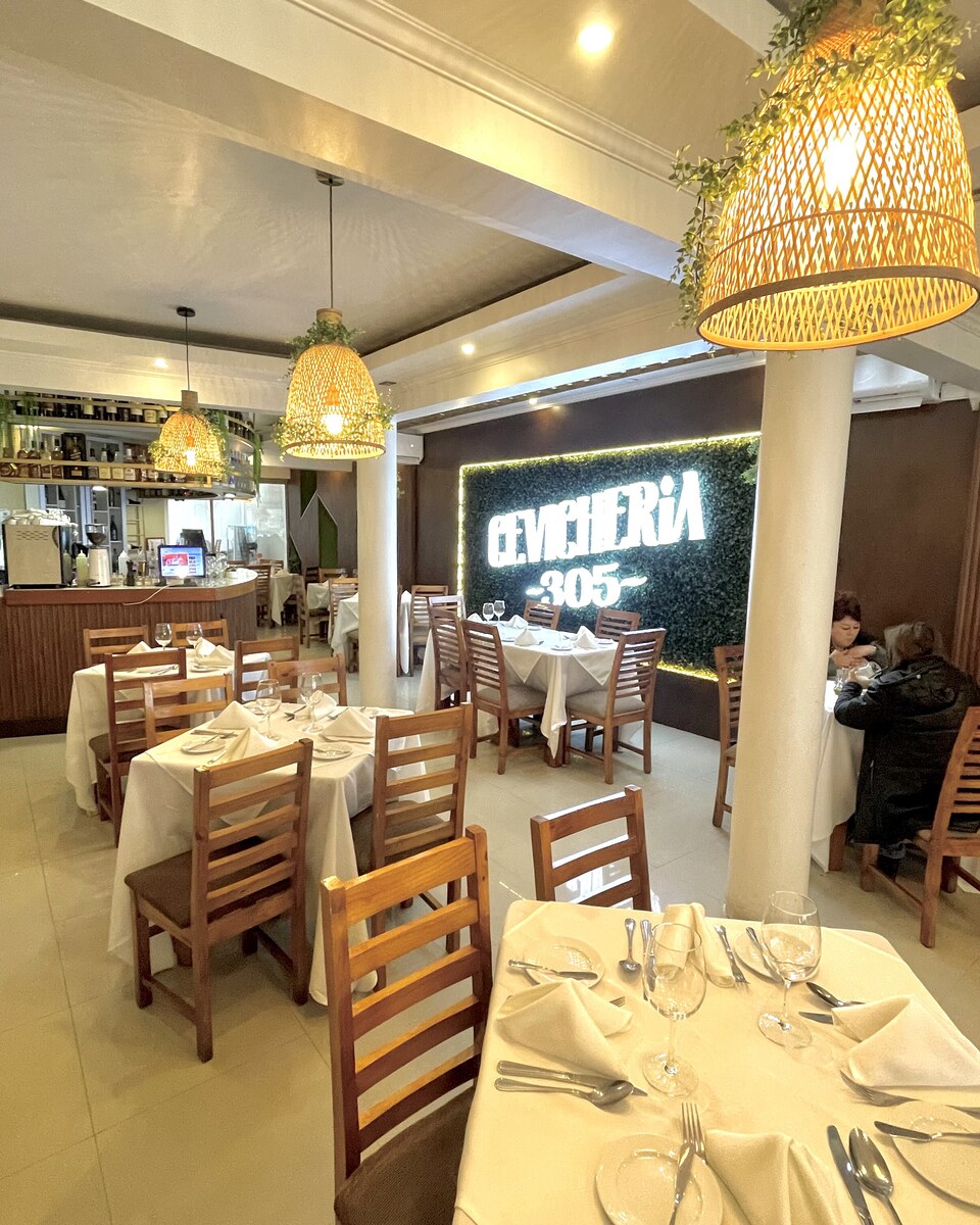 Interior de Cevichería 305, con su letrero iluminado