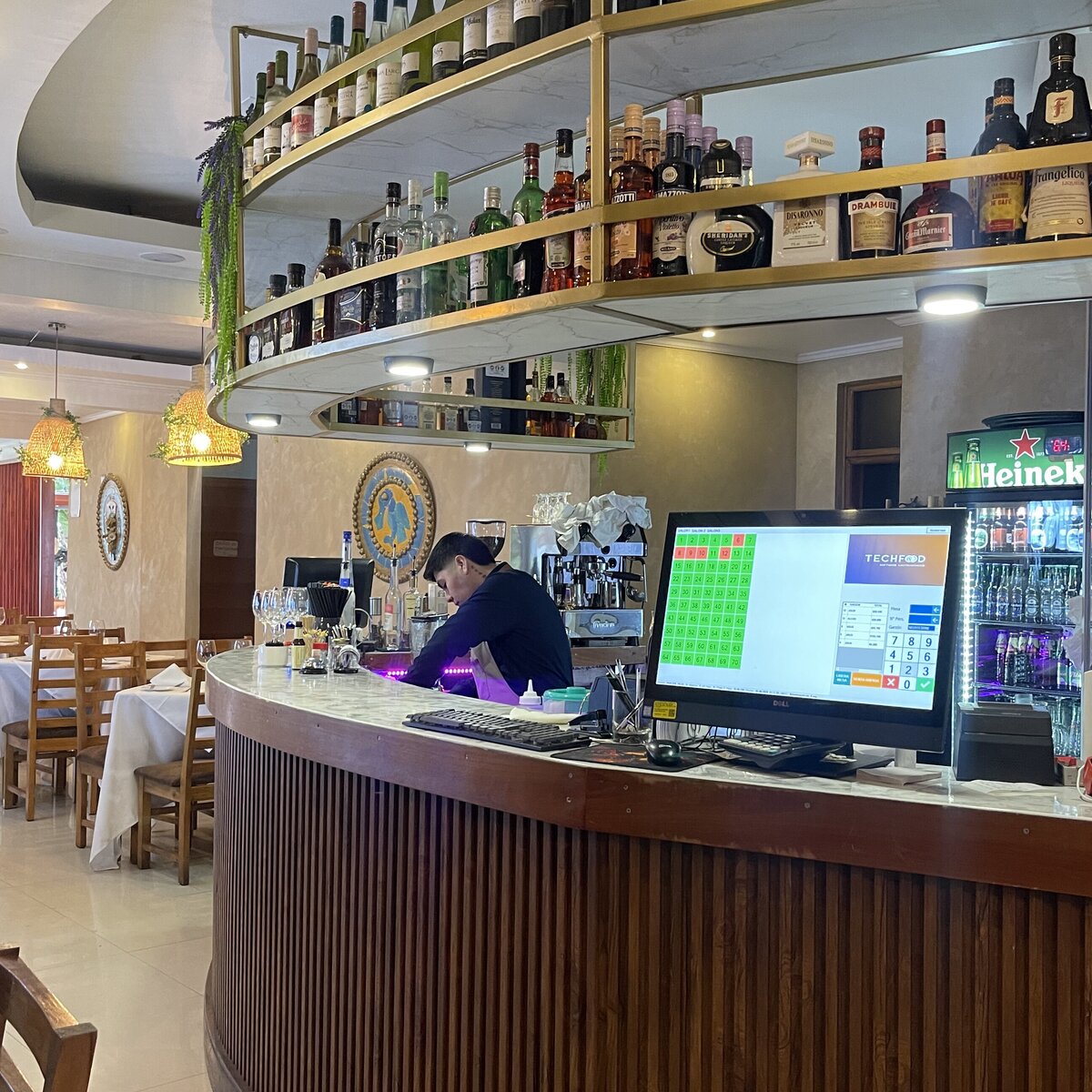 Zona de vinos y licores de Cevichería 305